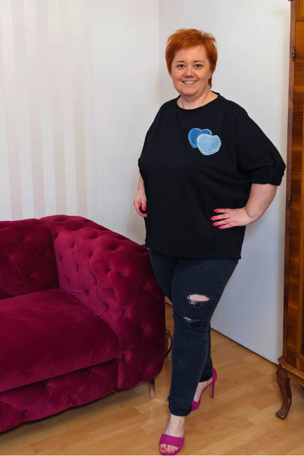 Plus size tričko s riflovými srdiečkami a gumkou na rukávoch